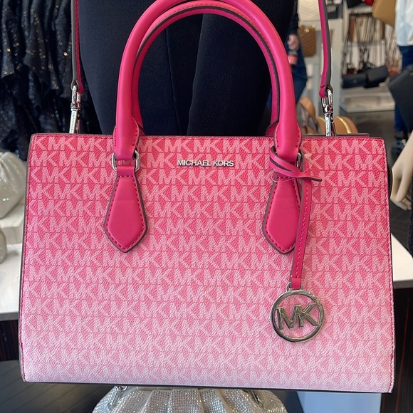 Michael Kors Sheila Medium Ombré Signature Logo Satchel
DRAGONFRUIT
NWT - Picture 16 of 16